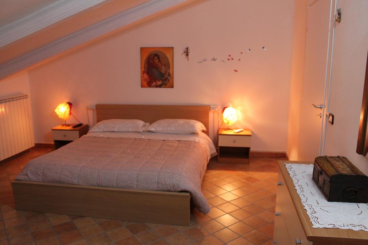 Mansarda Viti - Sguardo Su Frontone - Apartamento Exterior foto