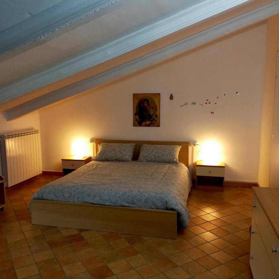 Mansarda Viti - Sguardo Su Frontone - Apartamento Exterior foto
