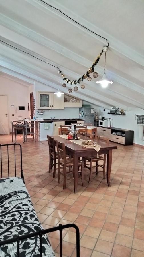 Mansarda Viti - Sguardo Su Frontone - Apartamento Exterior foto