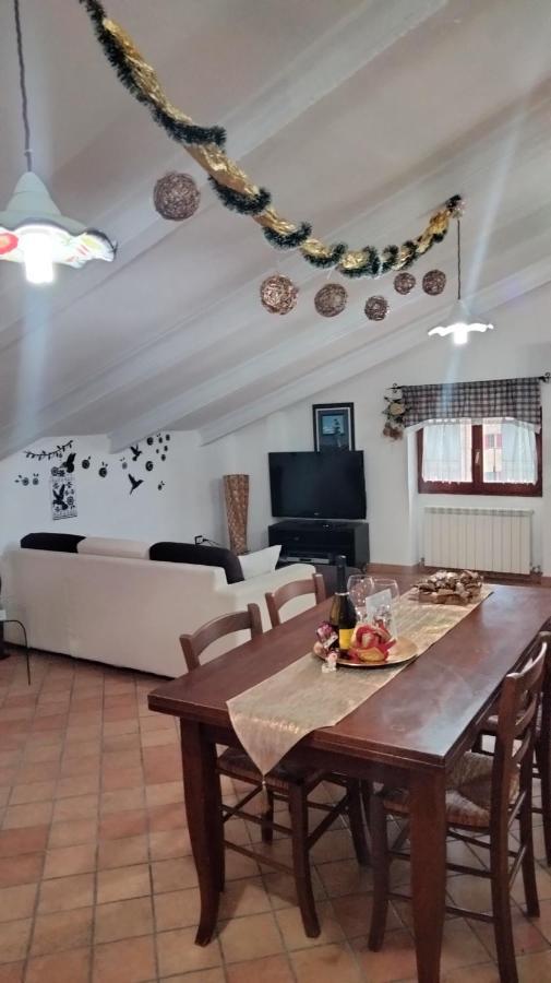 Mansarda Viti - Sguardo Su Frontone - Apartamento Exterior foto