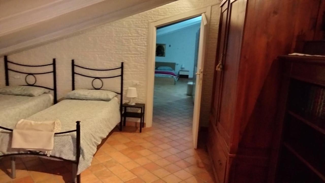 Mansarda Viti - Sguardo Su Frontone - Apartamento Exterior foto