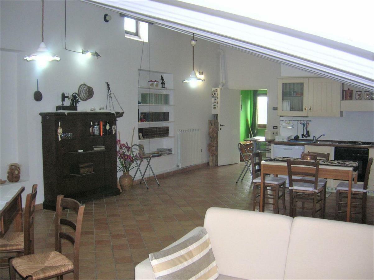 Mansarda Viti - Sguardo Su Frontone - Apartamento Exterior foto