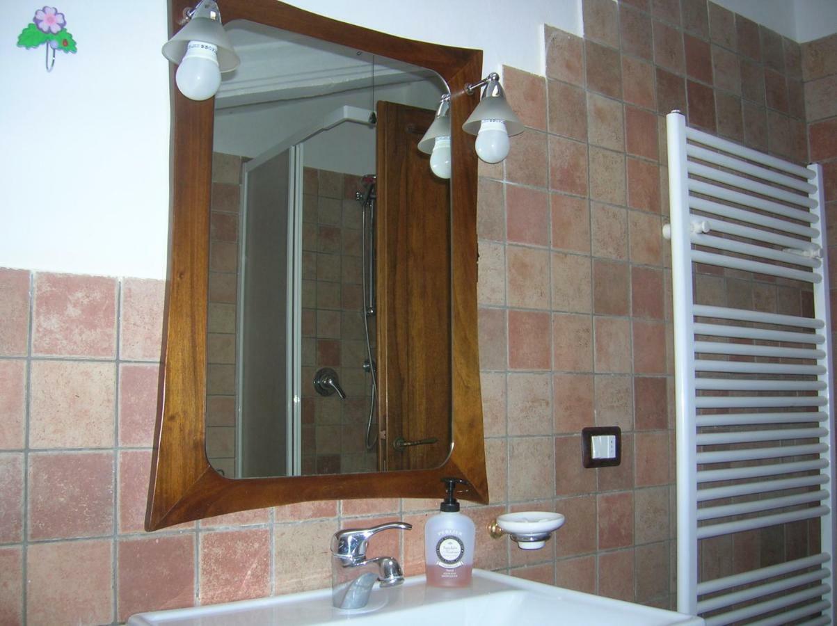 Mansarda Viti - Sguardo Su Frontone - Apartamento Exterior foto