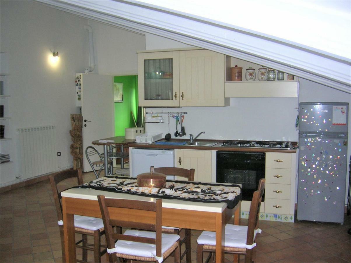 Mansarda Viti - Sguardo Su Frontone - Apartamento Exterior foto